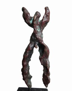 Abstracte bronzen beeld op sokkel